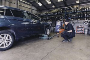 Mr Tyre mechanic tyre change